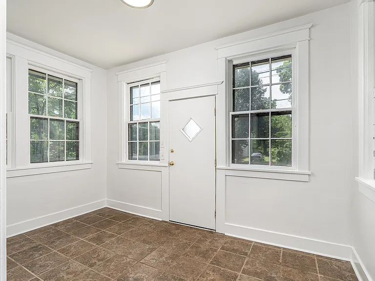 1309 Maxey Ln — Photo 2