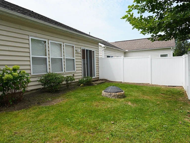 6258 Maple Glen Dr — Photo 32