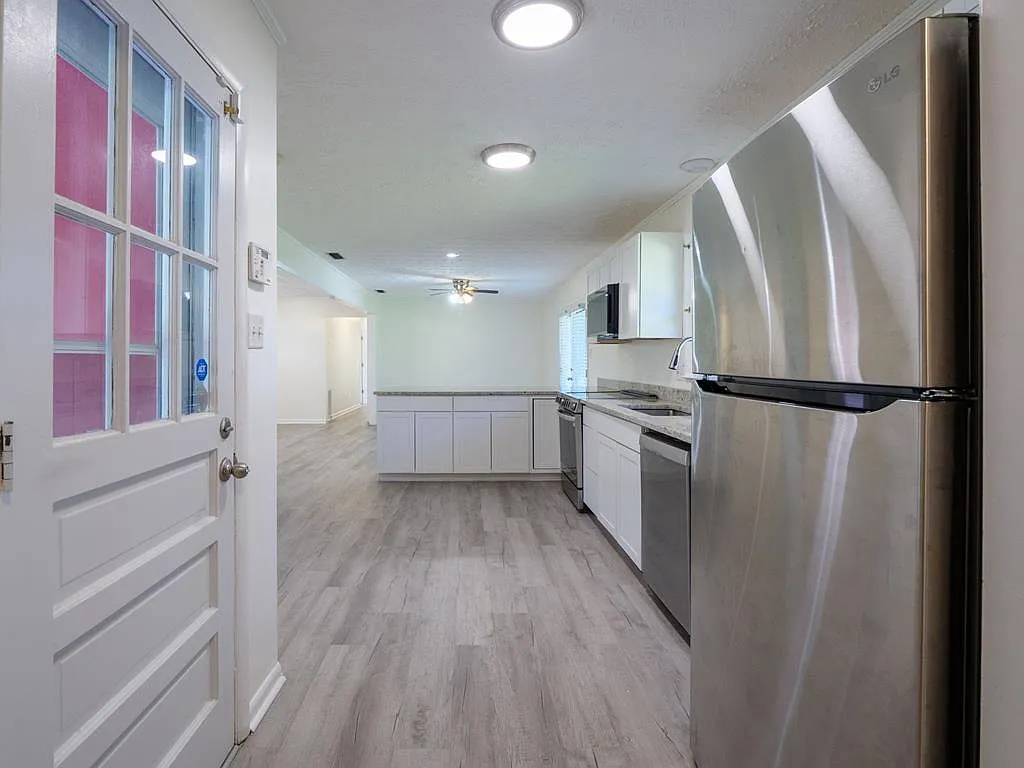 3 bed, 2.0 bath, 1438 sqft, $1,900 — Photo 2