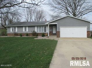 6 Heritage Dr, Irvington, IL 62848