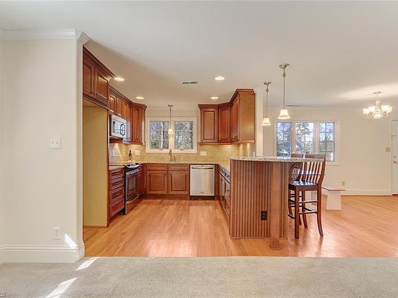 4th image of 208 N Elam Ave