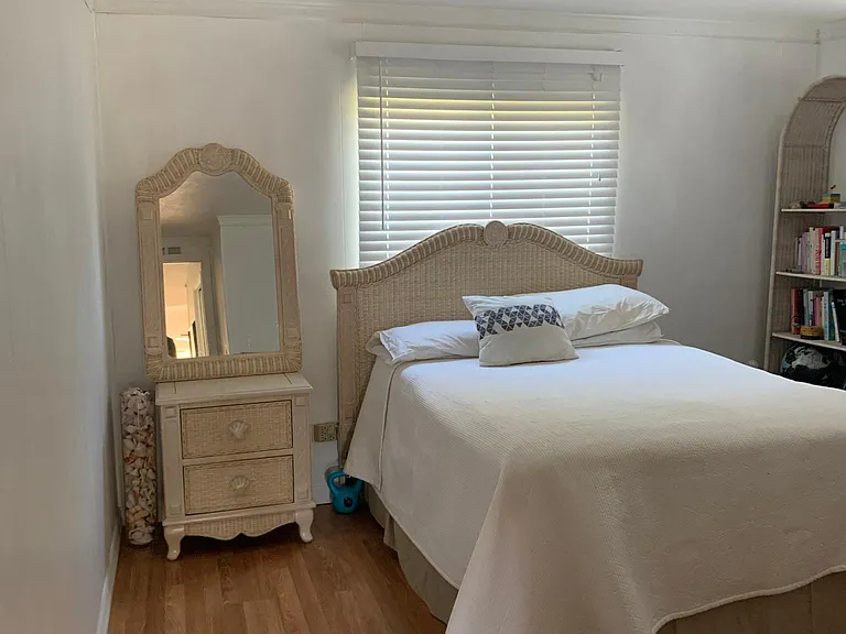 Camelot Dr N — Photo 8