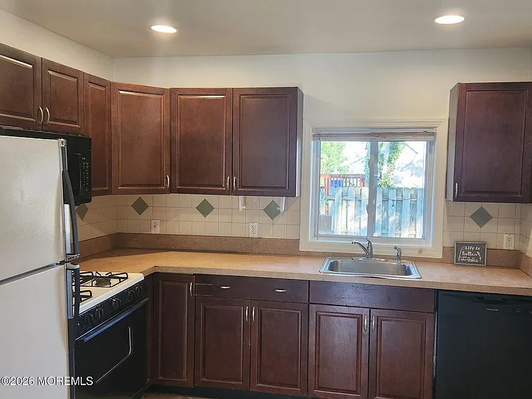 175 W Sylvania Ave — Photo 4