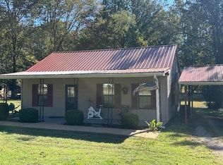 330 S 6th St, Selmer, TN 38375