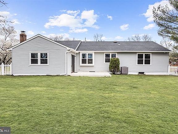 2nd image of 307 Windsor Ln