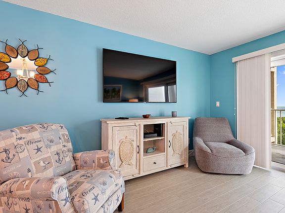 4th image of 429 NE Tradewind Ln Unit 201