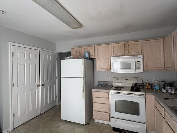4th image of 221A Campus Dr Room 4