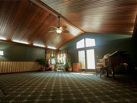 5th image of 1011 E Grove Ave