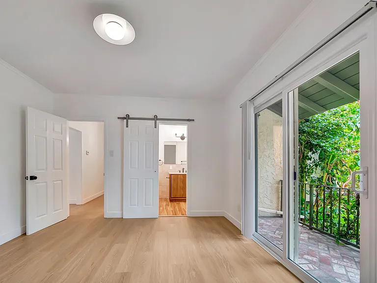 546 S Beachwood Dr — Photo 29