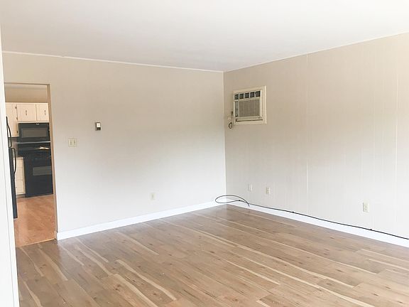 Large living room with lots of light. Brand new laminate fl