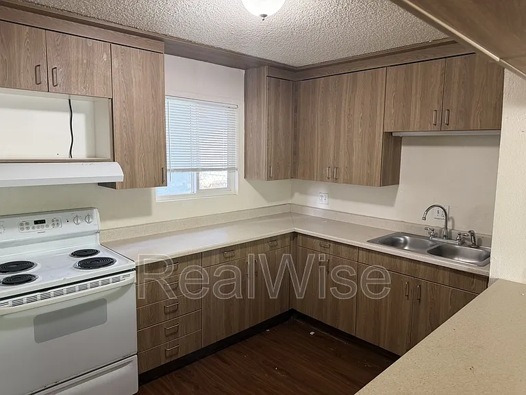 716 SE 9th St — Photo 10
