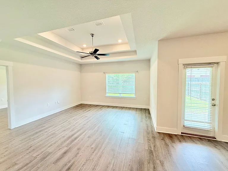 5733 Danbury Blvd — Photo 3
