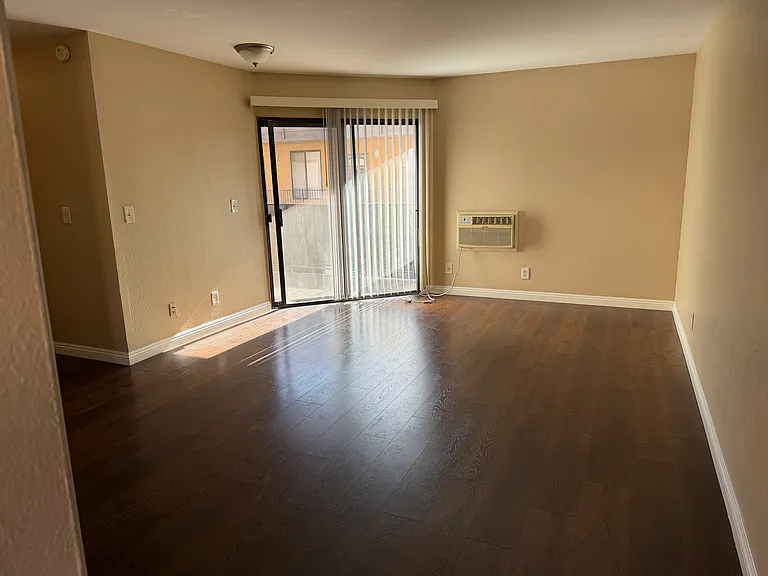 704 W 1st Ave #3 — Photo 16