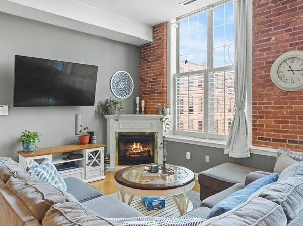 11 Lake St APT 125, Wakefield, MA 01880