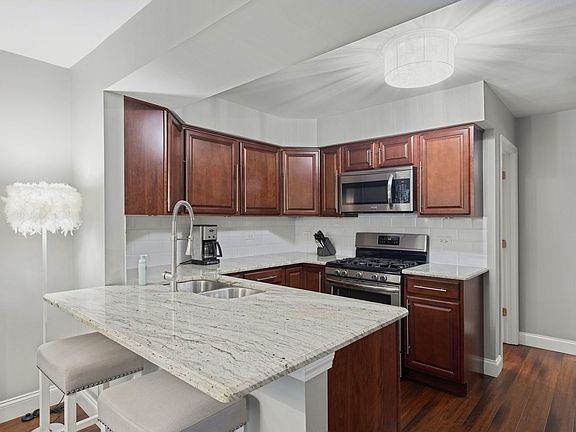 5th image of 282 Lorraine Cir