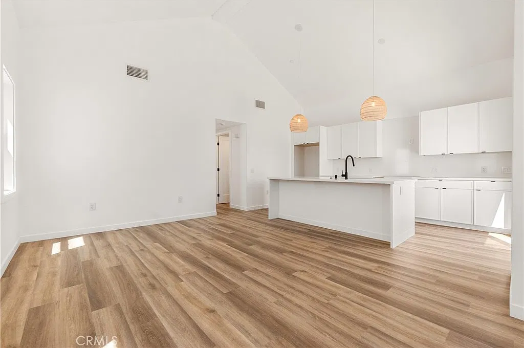 2 bed, 2.0 bath, 872 sqft, $4,900 — Photo 3
