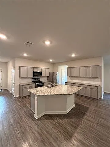 4 bed, 2.0 bath, 2079 sqft, $2,100 — Photo 2