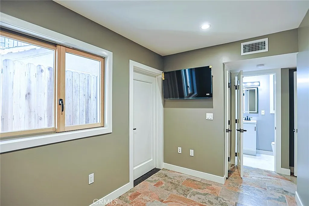 3 bed, 1587 sqft, $4,200 — Photo 3