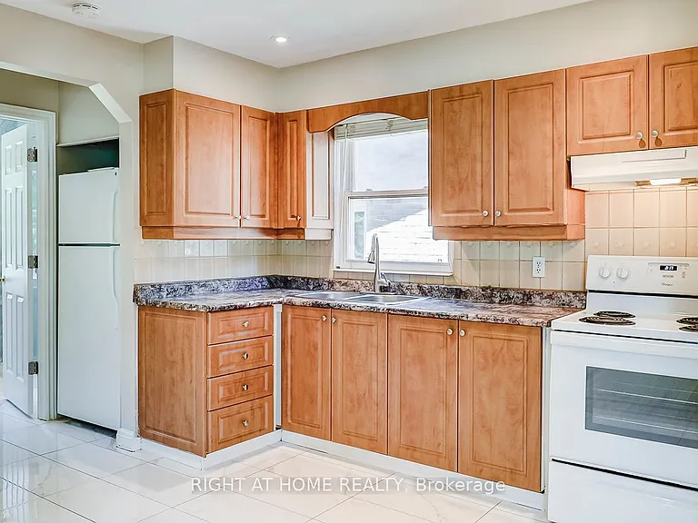 92 Lawrence Ave #UPPER — Photo 5