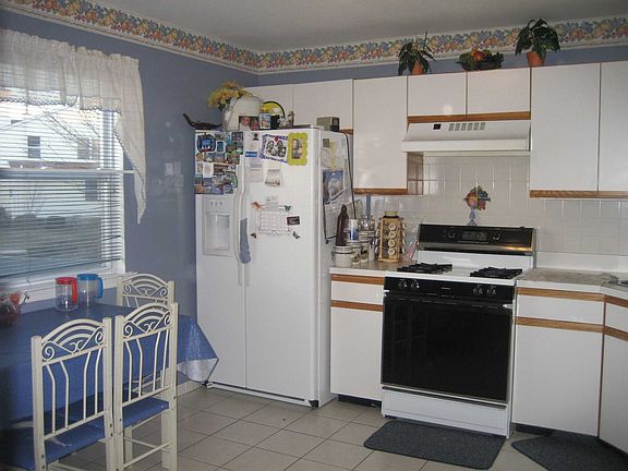 Eat-in-Kitchen