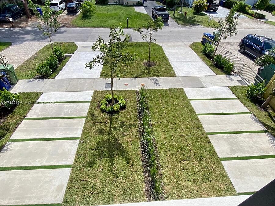 1st image of 311 SW 10th St #311