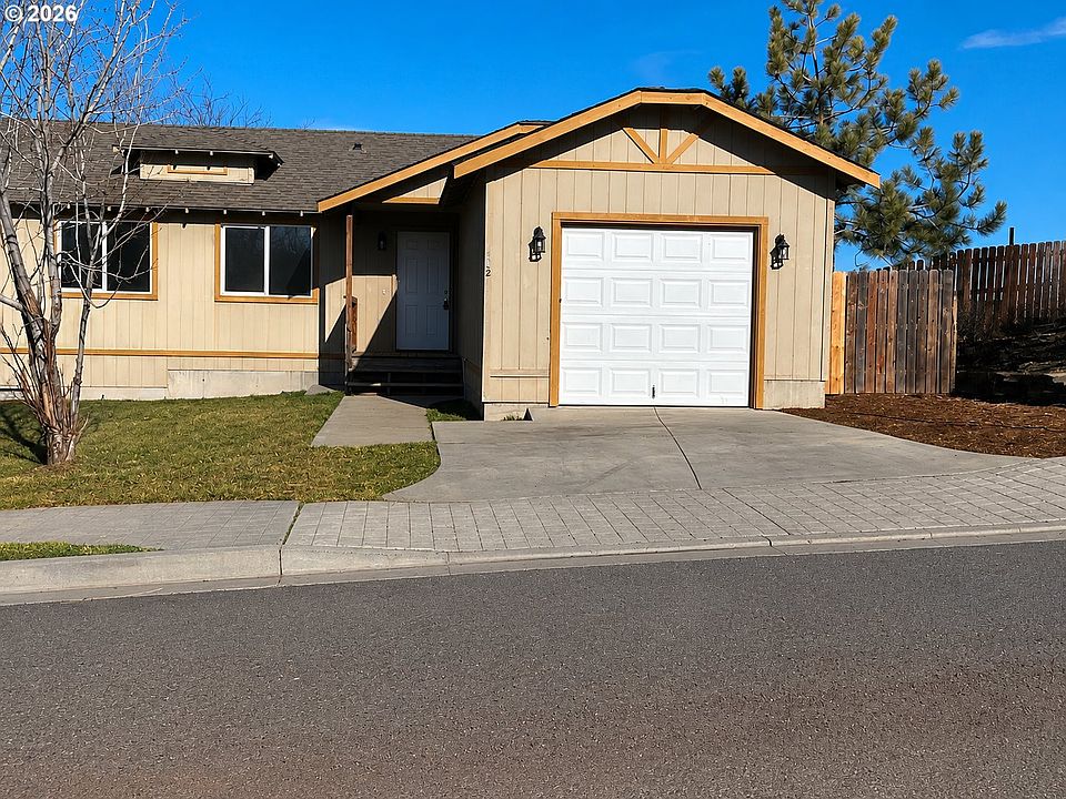 1st image of 402 SE Carmen Way