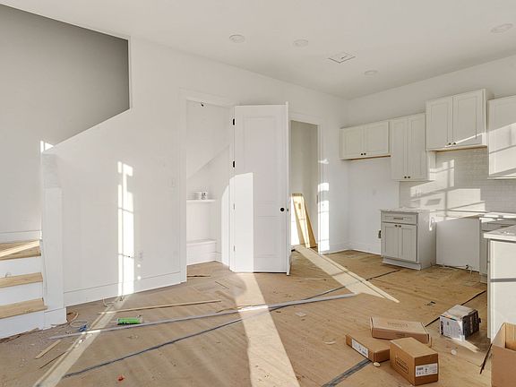 5th image of 905 Broyles St Unit 403