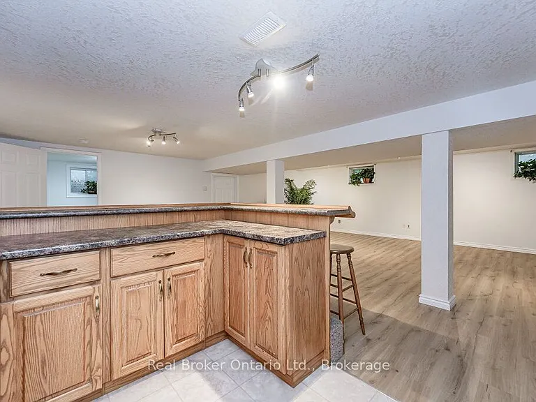 195 Edinburgh Rd S #LOWER — Photo 11