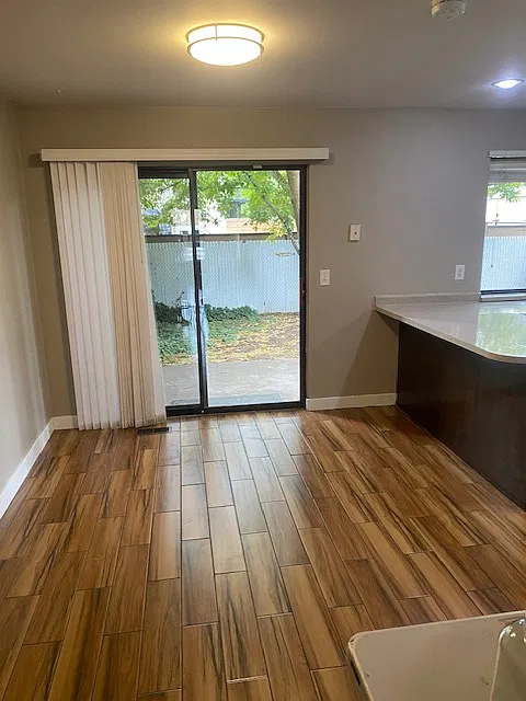 3 bed, 2.5 bath, 2100 sqft, $2,500 — Photo 4