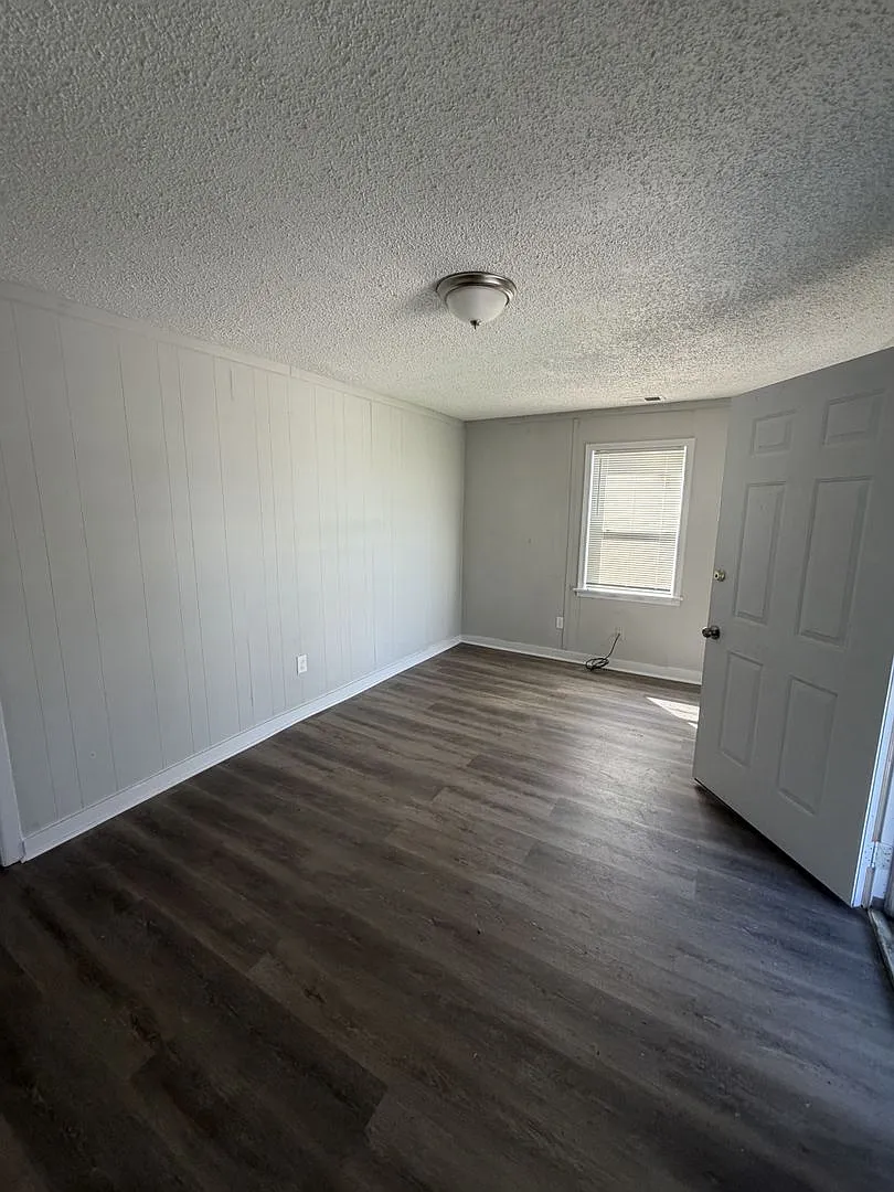 A charming and comfortable 2-bedroom, 1-bath unfurnished home — Photo 3