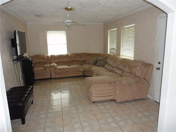 3rd image of 929 Vivian Ave
