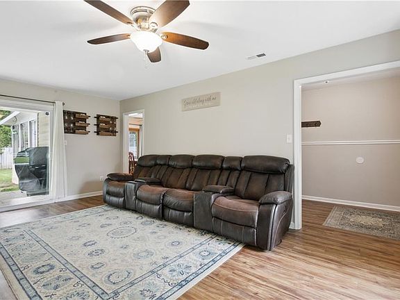 5th image of 919 Cherry Creek Dr