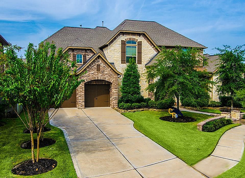 Nestled on a cul-de-sac, this elegant Country Manor affords complete, privacy amidst a quiet greenbelt, offering the amiability of an established and prestigious, neighborhood, and is an immaculate custom built gem with amazing curb appeal and......