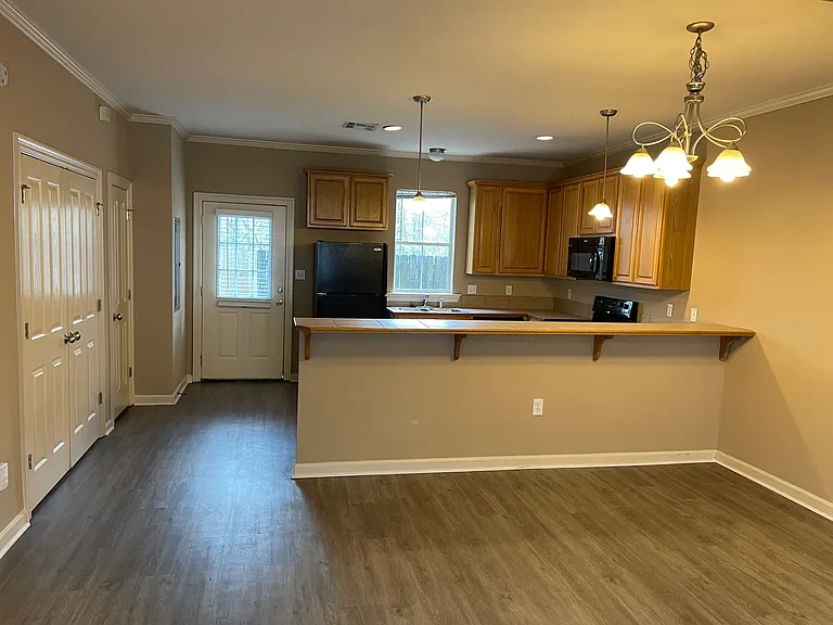 Kitchen bar/dining area