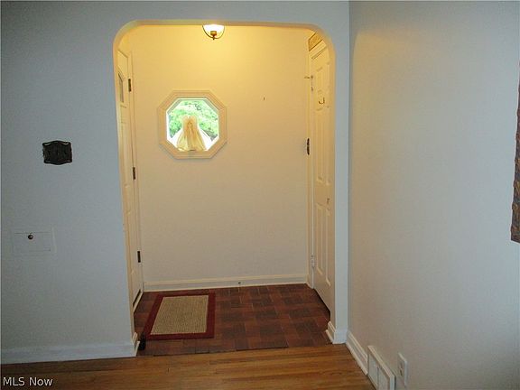 2nd image of 727 Canterbury Ln