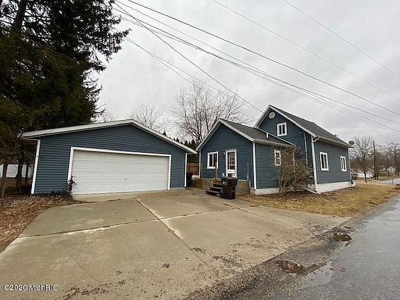 3rd image of 901 Superior St