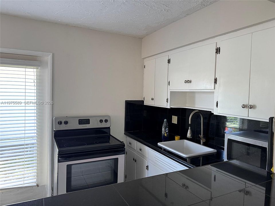 1st image of 816 NE 10th St Unit 1