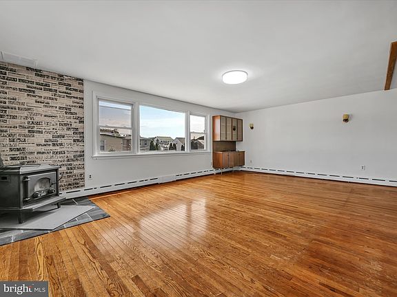 4th image of 160 Sunbury St