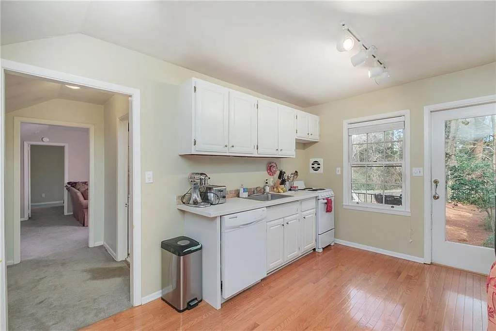 117 Chelsea Dr — Photo 3