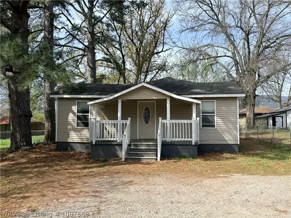 207 Pearl St, Poteau, OK 74953