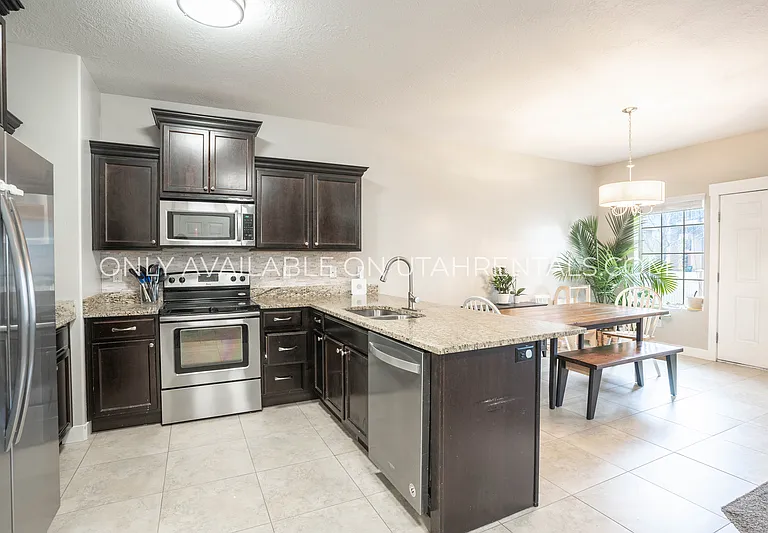 198 E Segovia Ln — Photo 7