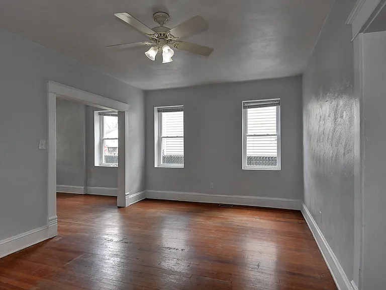305 W 36th St — Photo 11