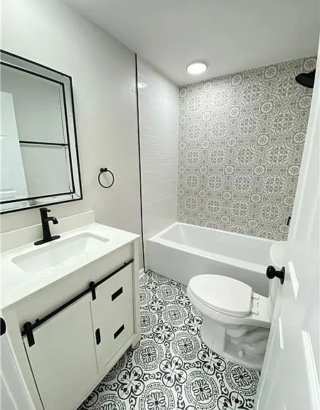 642 W 42nd St #B — Photo 10