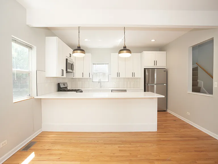 1901 W George St #COACH HOUSE — Photo 7