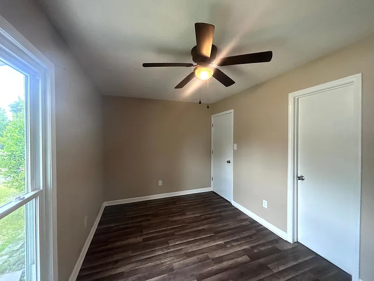5523 Livingston Dr — Photo 20