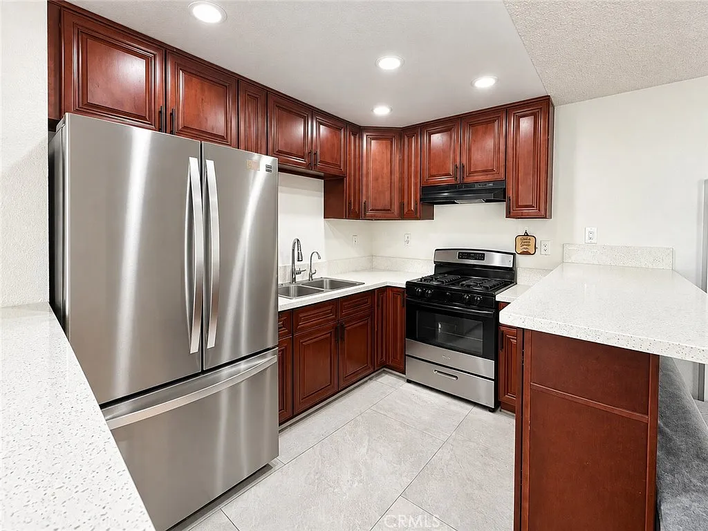 801 E Chestnut St — Photo 4