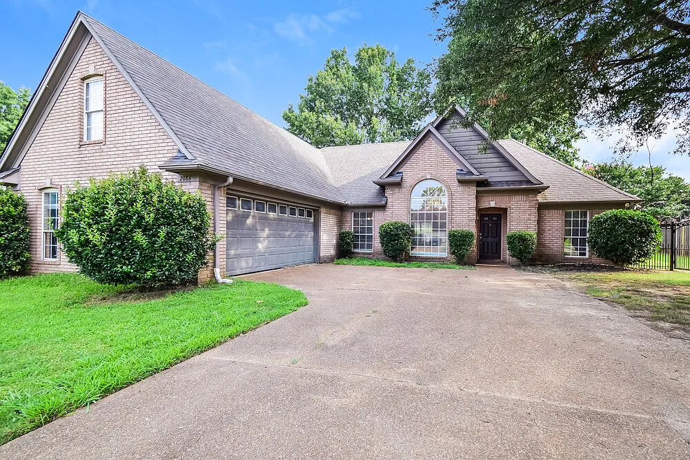 4 bed, 2.0 bath, 2100 sqft, $2,200 — Photo 1