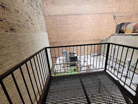 4th image of 241 E 58th St #3U
