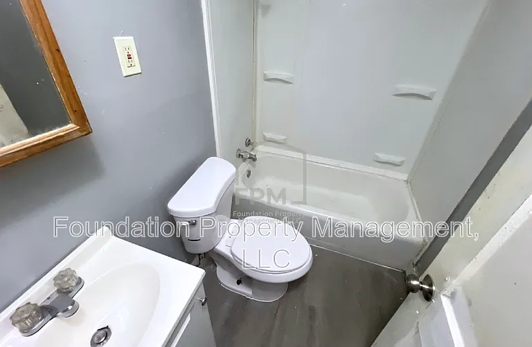 2317 E Warren St — Photo 3