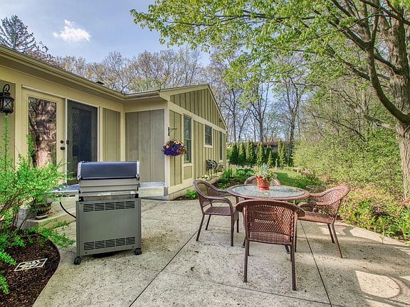 3rd image of 340 Shottery Dr SE